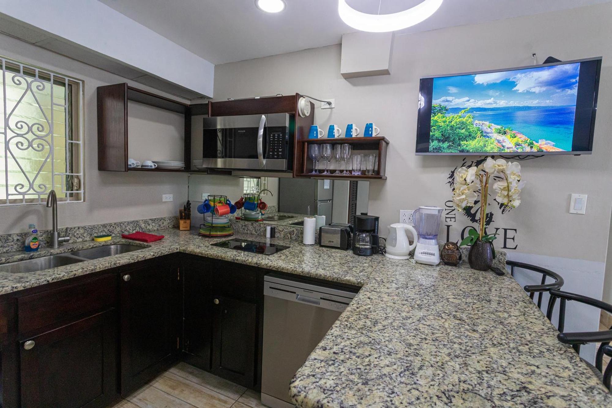 Montego Bay Club Apartments Екстериор снимка