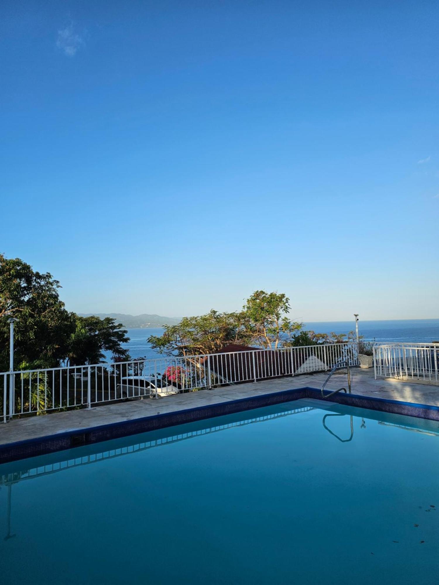Montego Bay Club Apartments Екстериор снимка
