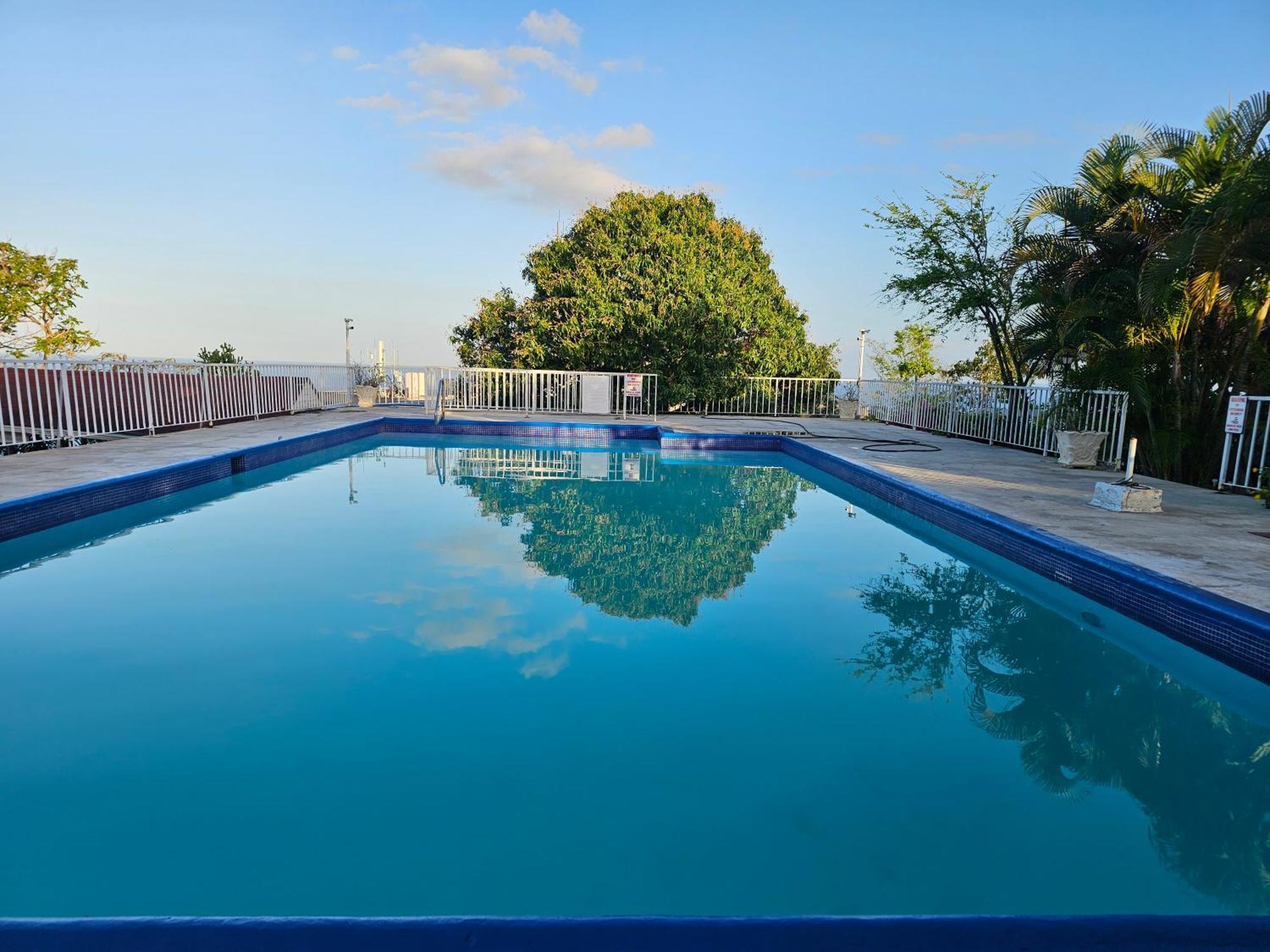 Montego Bay Club Apartments Екстериор снимка